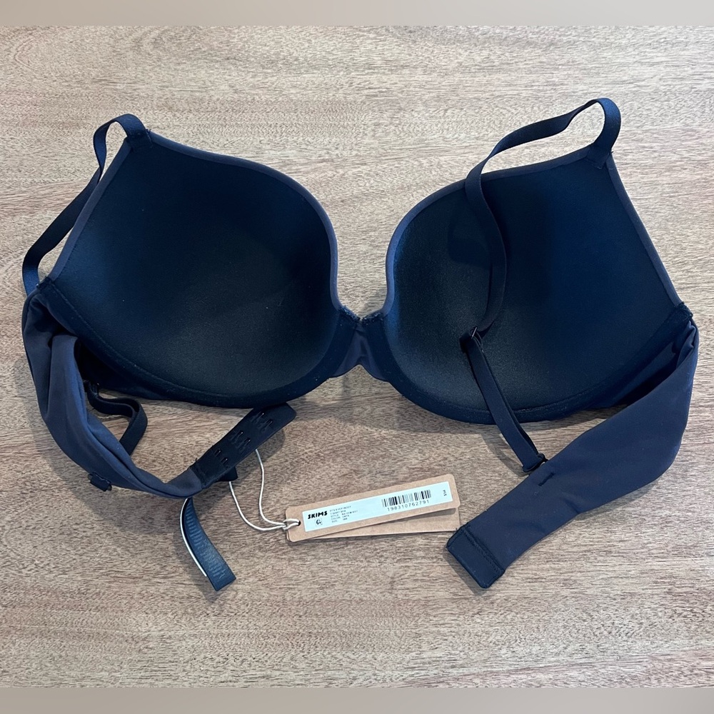 SKIMS Fits Everybody T-Shirt Bra in Onyx - Picture 4 of 6